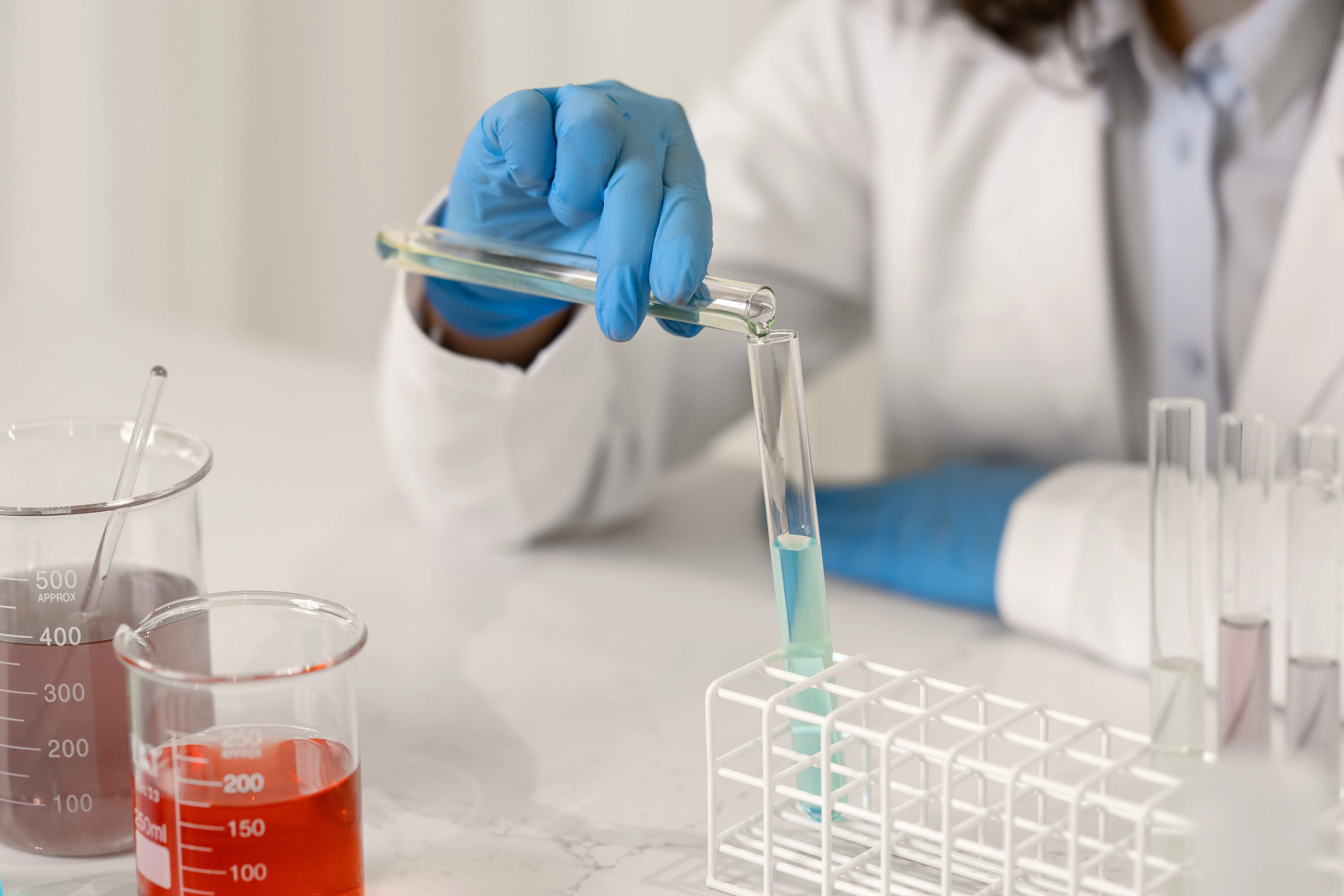 Praca laboratoryjna z probówkami — chemia na studiach
