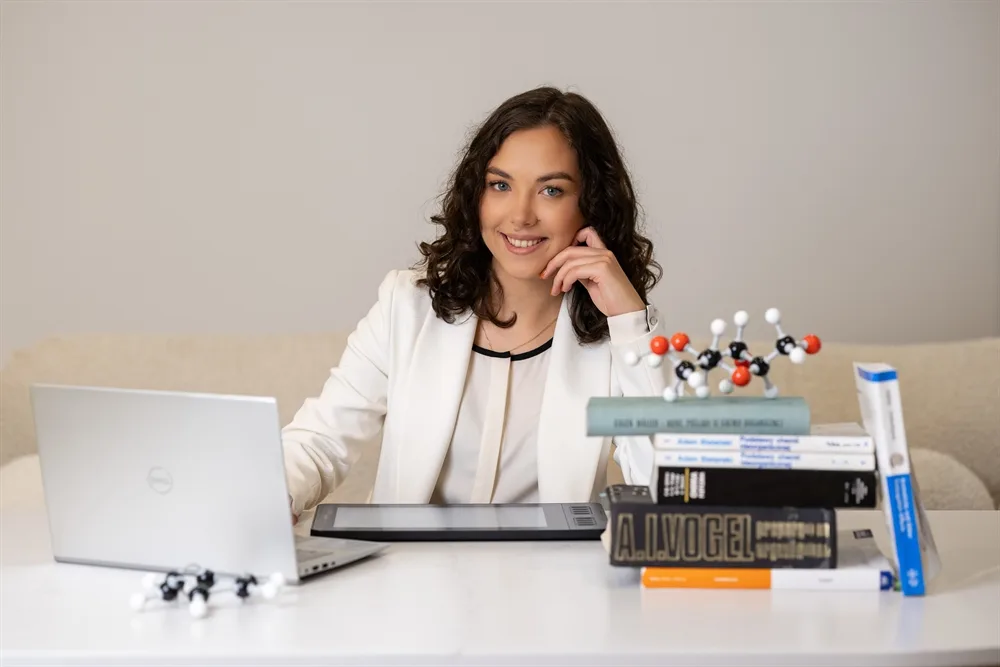 Anita Pomian-Hojny podczas korepetycji online z chemii