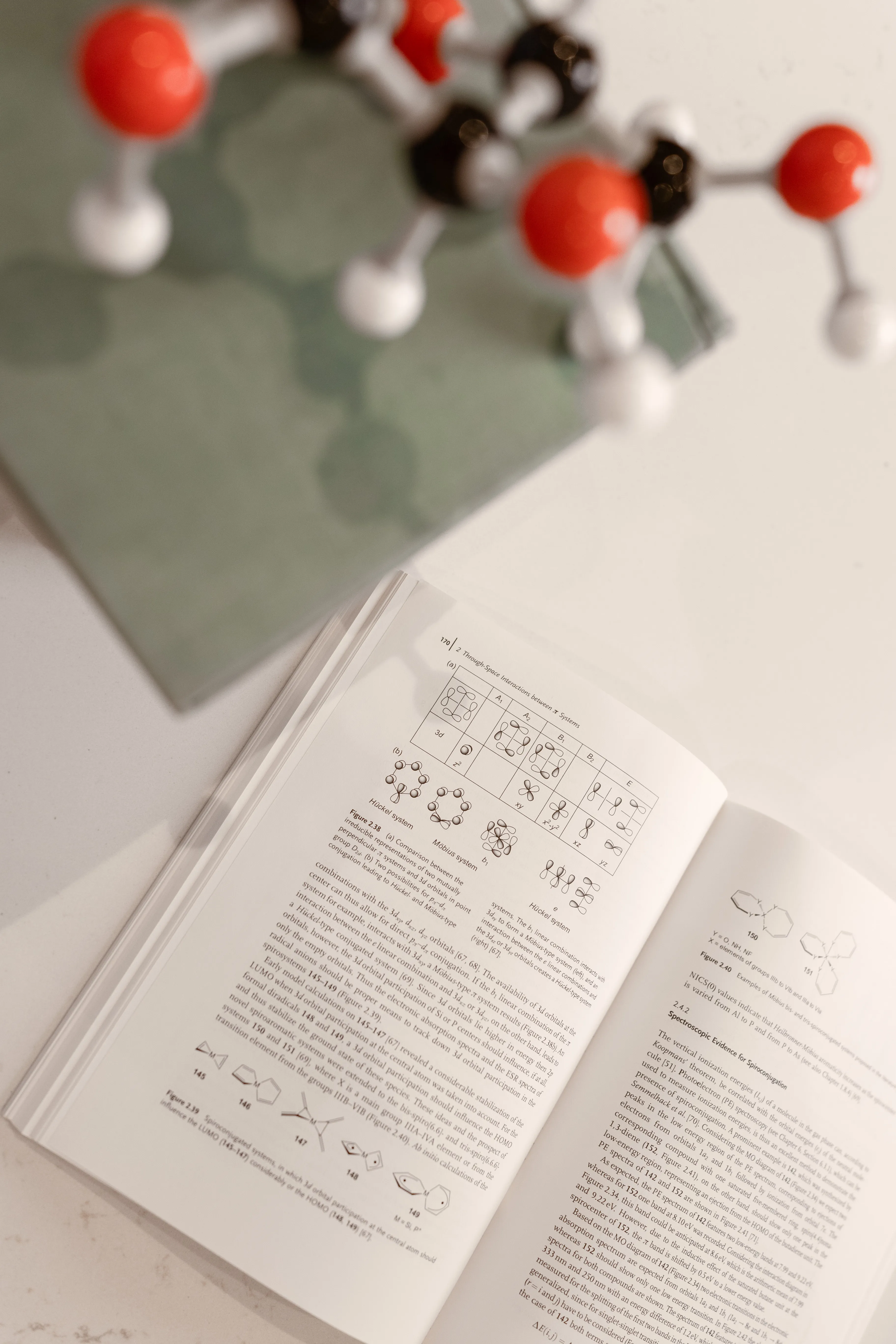 Podręcznik do chemii i modele cząsteczek — powtórka do matury